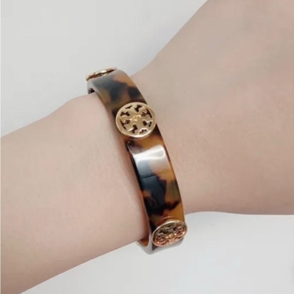 TORY BURCH Tortoise Logo Medallion Bracelet NWT - Picture 2 of 8